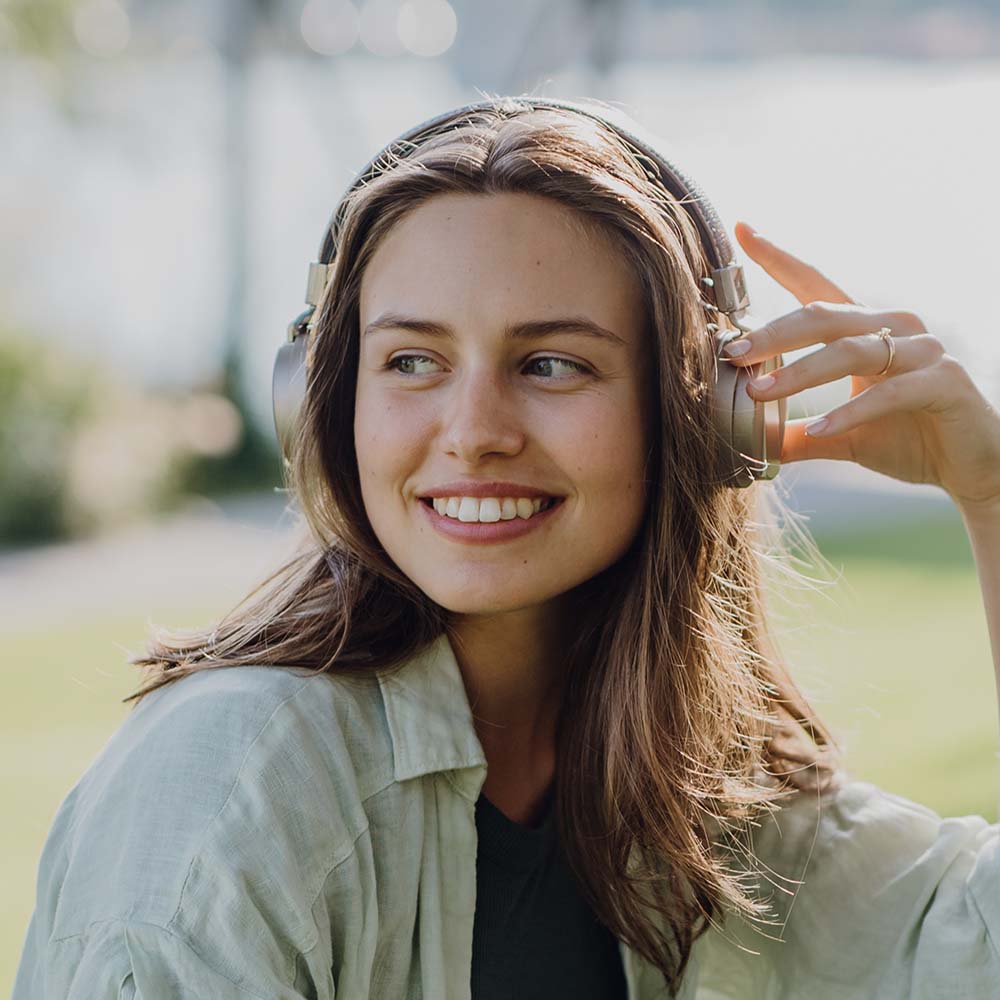 portrait of young woman listening music trough hea 4PDXGCW