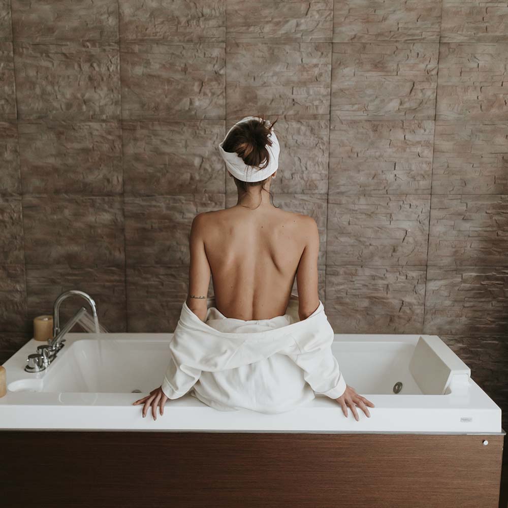 young woman in the jacuzzi of a spa DZY55NA